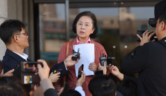 김영선 국민의힘 전 의원이 3일 오전 경남 창원시 성산구 창원지방검찰청에 출석해 취재진을 만나 입장을 밝히고 있다. 김 전 의원은 2022년 6·1 국회의원 보궐선거에서 창원의창 지역구에 당선된· 후 공천개입 의혹 인물인 명태균 씨에게 9천여만원을 보낸 혐의를 받는다.<연합뉴스 사진>